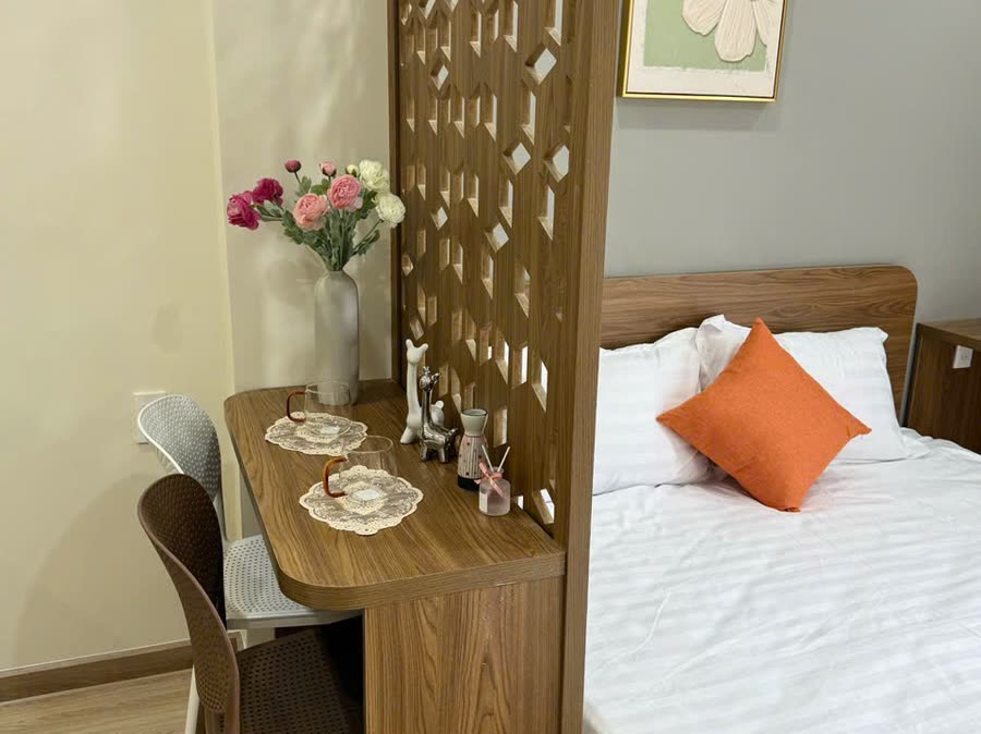 Phòng ngủ Felix House 6 với bàn làm việc và vách trang trí